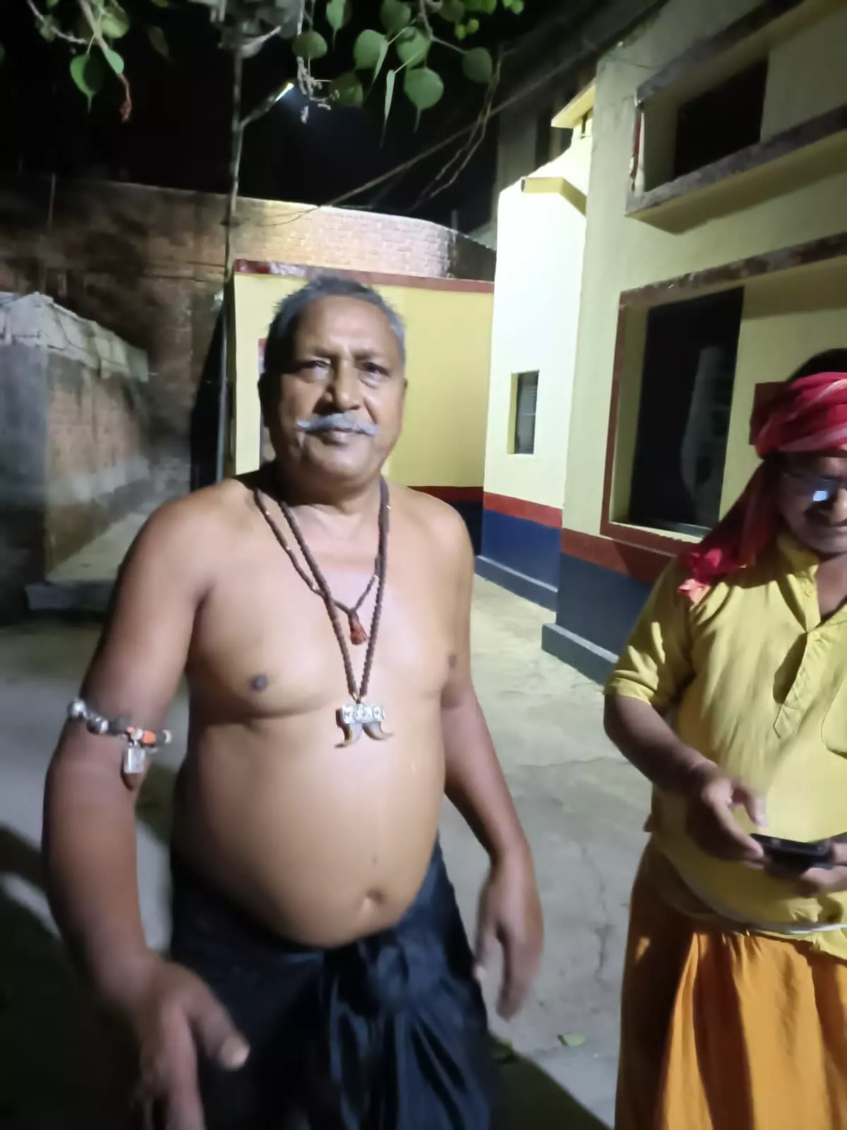 श्मशान घाट में तंत्रक्रिया कर भस्म चुराने के आरोप में सराफा कारोबारी पिता-पुत्र गिरफ्तार श्मशान घाट में तंत्रक्रिया कर भस्म चुराने के आरोप में सराफा कारोबारी पिता-पुत्र गिरफ्तार