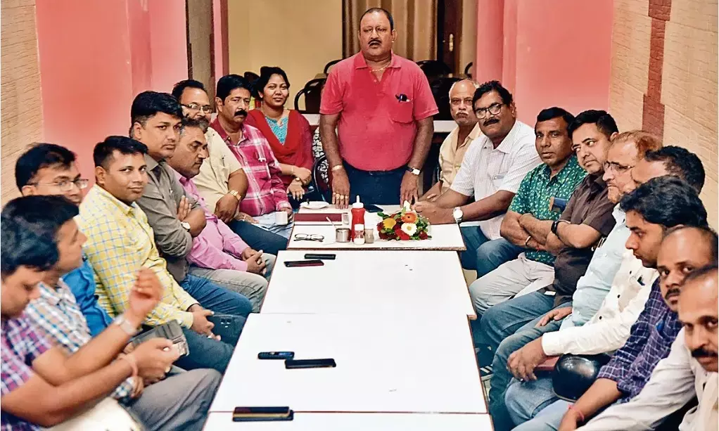 वेतनवृद्धि रोकने, शोकाॅज दिए जाने और चार्जशीट देने का विरोध