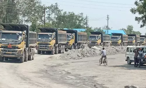 नौकरी के लिए निजी कंपनी और वेकोलि के खिलाफ काम बंद आंदोलन नौकरी के लिए निजी कंपनी और वेकोलि के खिलाफ काम बंद आंदोलन