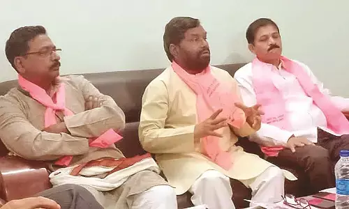 तेलंगाना की तरह महाराष्ट्र में भी देंगे मुफ्त बिजली और पानी - वाकुडकर तेलंगाना की तरह महाराष्ट्र में भी देंगे मुफ्त बिजली और पानी - वाकुडकर