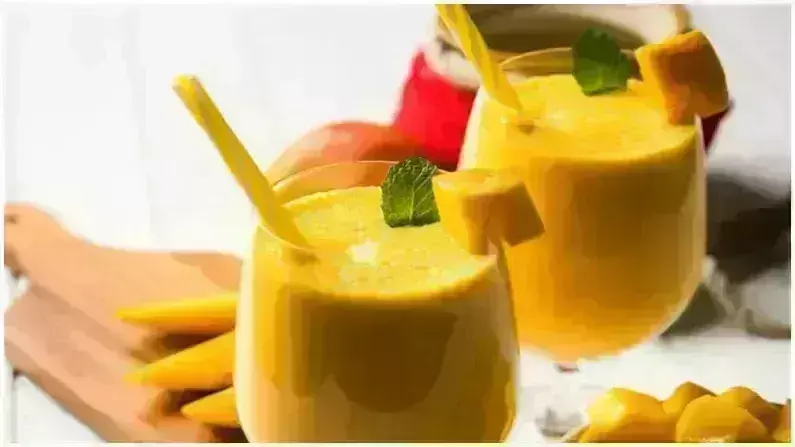 इस चिलचिलाती गर्मी में बना कर पिएं मैंगो मिंट लस्सी, इस आसान रेसिपी से