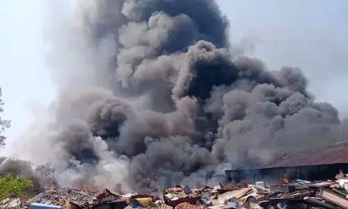 वर्धा के एमआईडीसी स्थित कबाड़ गोदाम में लगी भीषण आग वर्धा के एमआईडीसी स्थित कबाड़ गोदाम में लगी भीषण आग