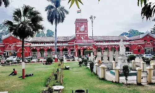 सार्वजनिक गली में हो रहा अवैध निर्माण सार्वजनिक गली में हो रहा अवैध निर्माण