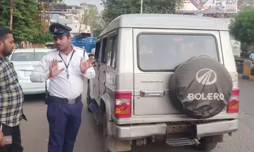 बिना नंबर के वाहन में बैठे शराब ठेकेदार के कर्मियों की दबंगई