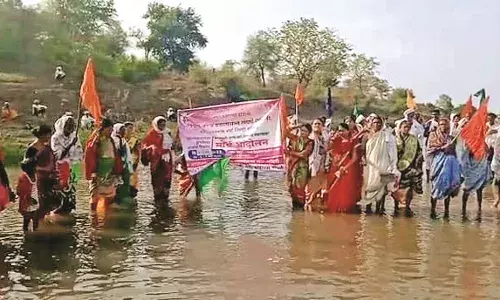 प्रदर्शन : नदी में उतरे पीड़ित किसान, सरकार से मांगा उचित मुआवजा और नौकरी