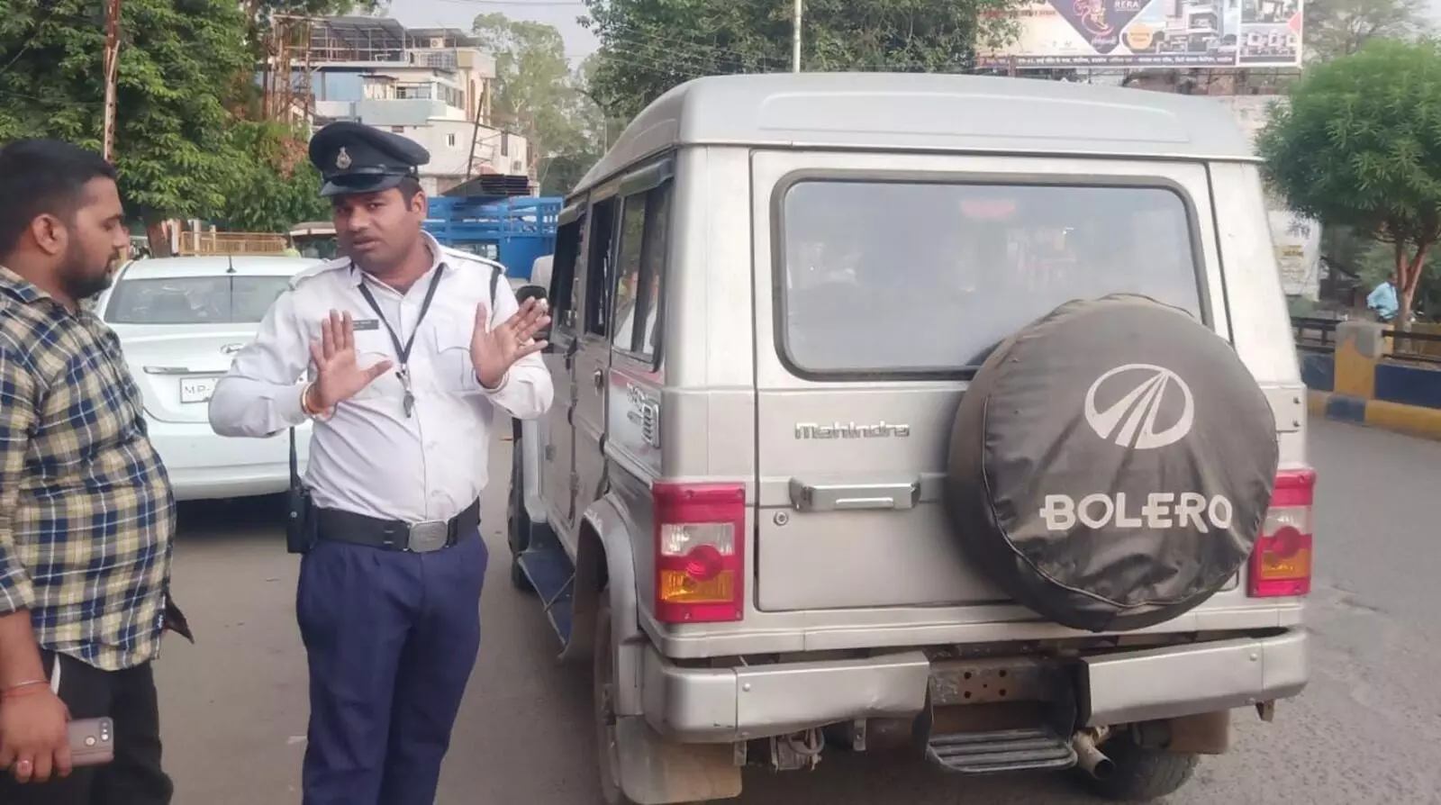 बिना नंबर के वाहन में बैठे शराब ठेकेदार के कर्मियों की दबंगई बिना नंबर के वाहन में बैठे शराब ठेकेदार के कर्मियों की दबंगई