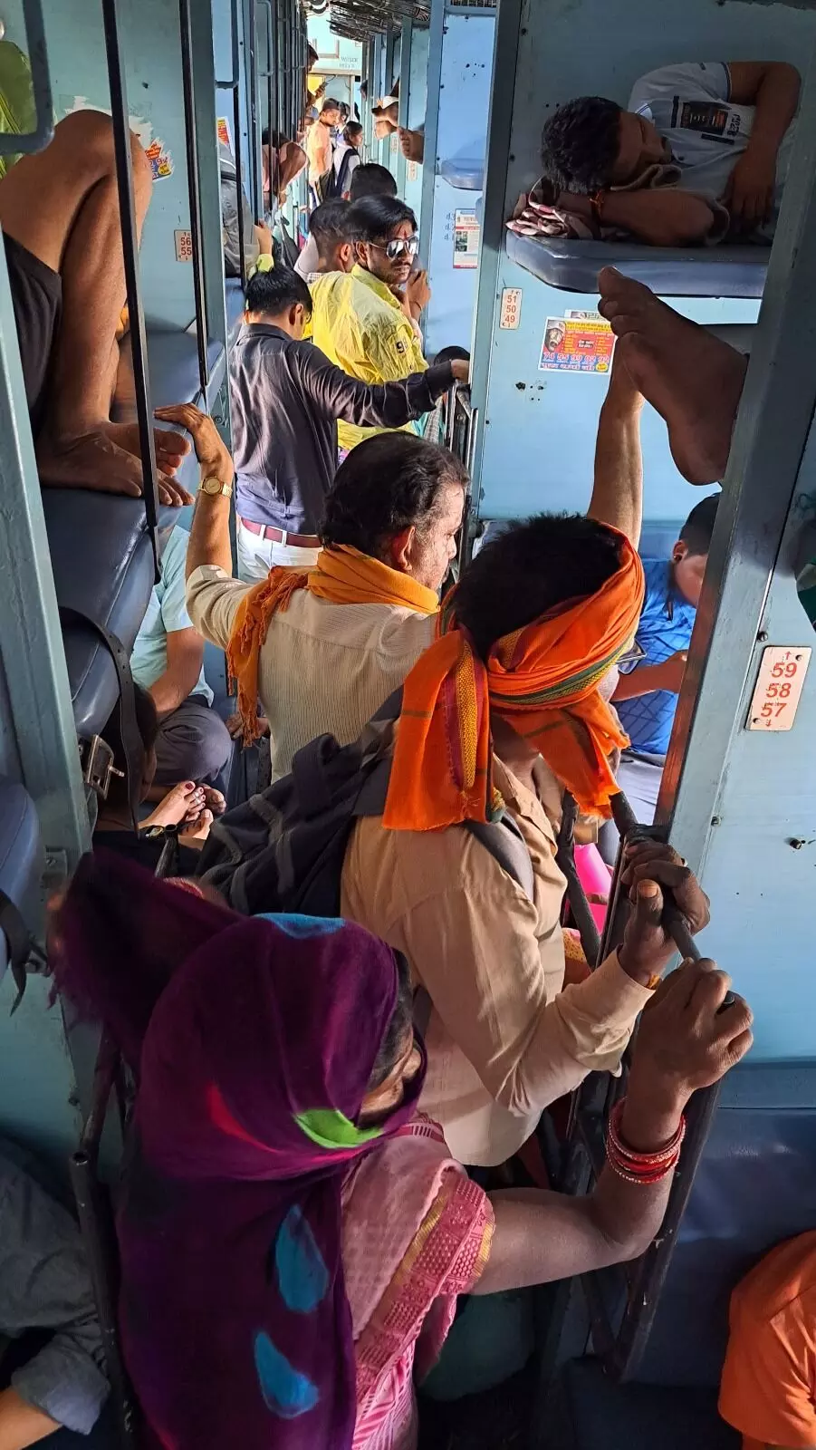 नर्मदा एक्सप्रेस : शयनयान बोगी में ठसाठस भीड़, बच्चे को टॉयलेट न ले जाना पड़े तो घूंट-घूंट पिलाते हैं पानी नर्मदा एक्सप्रेस : शयनयान बोगी में ठसाठस भीड़, बच्चे को टॉयलेट न ले जाना पड़े तो घूंट-घूंट पिलाते हैं पानी