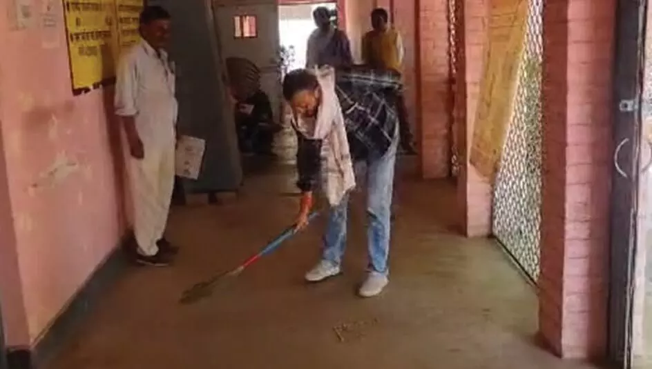 बुढ़ार जनपद कार्यालय में उपाध्यक्ष ने लगाई झाडू बुढ़ार जनपद कार्यालय में उपाध्यक्ष ने लगाई झाडू