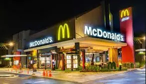 McDonalds की नई एड विवादों में, लोगों ने विज्ञापन को बताया महिला सम्मान के खिलाफ, जानें पूरा मामला McDonalds की नई एड विवादों में, लोगों ने विज्ञापन को बताया महिला सम्मान के खिलाफ, जानें पूरा मामला