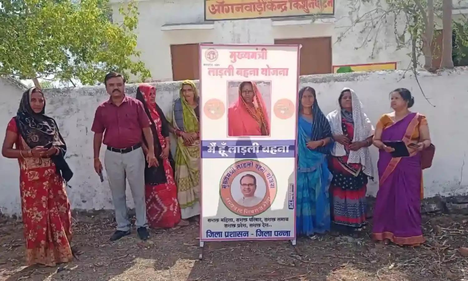 रैपुरा के विभिन्न ग्रामों में भरवाये गए नारी सम्मान योजना के फार्म