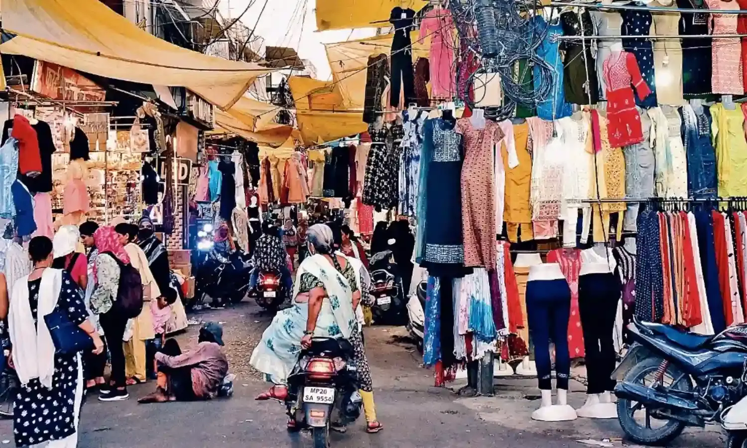अतिक्रमणकारियों का कहर, गुम गई नार्मल स्कूल रोड