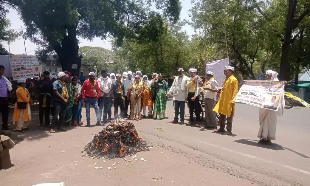 कपास की होली जलाकर तहसील कार्यालय पर आंदोलन