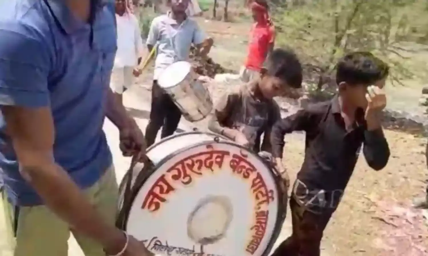 बैंड-बाजे के साथ निकाली शराब की ‘बारात’