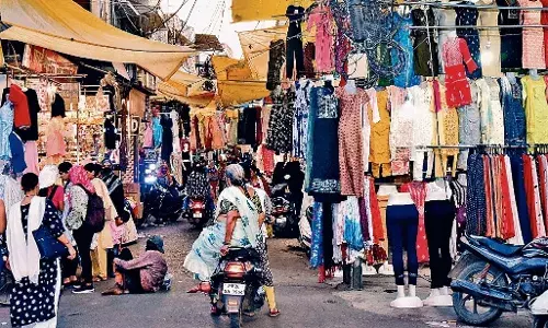 अतिक्रमणकारियों का कहर, गुम गई नार्मल स्कूल रोड अतिक्रमणकारियों का कहर, गुम गई नार्मल स्कूल रोड