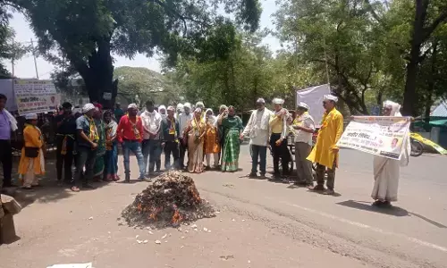 कपास की होली जलाकर तहसील कार्यालय पर आंदोलन कपास की होली जलाकर तहसील कार्यालय पर आंदोलन