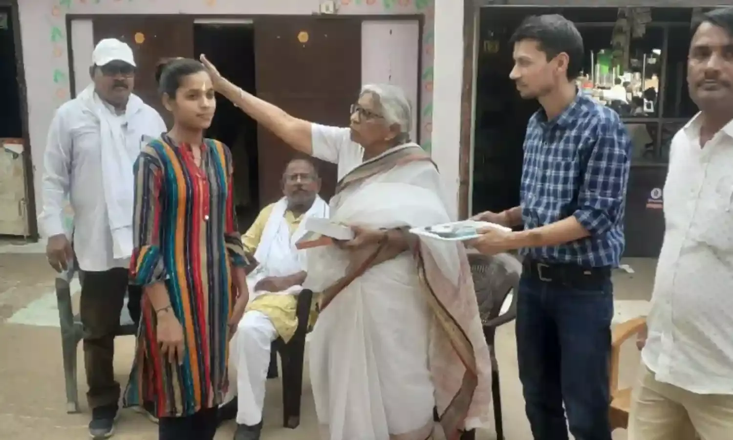 पूर्व मंत्री कुसुम सिंह मेहदेले ने किया मेधावी छात्रा का सम्मान