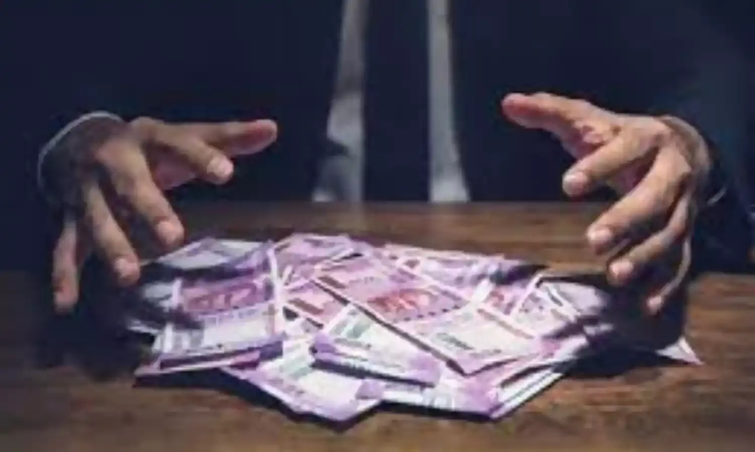 घूसखोरी : अपर संभागीय आयुक्त के पास 2000 की नोटों में मिले 6.54 करोड़
