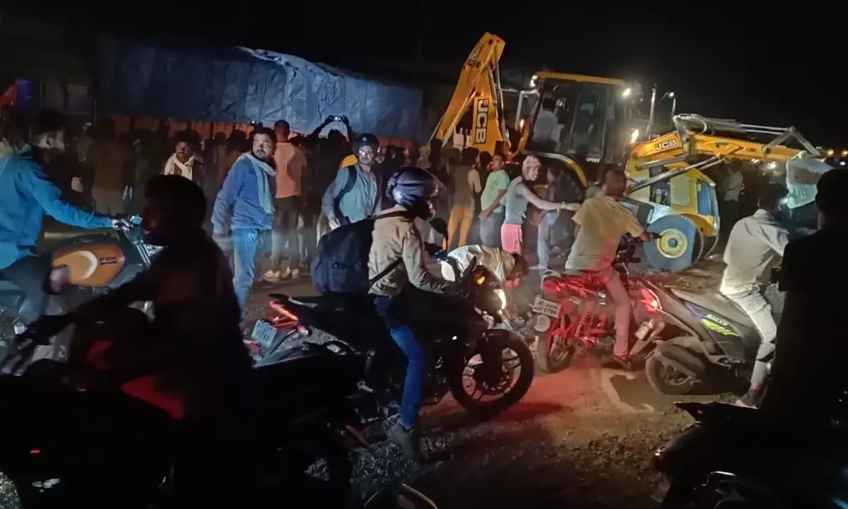 घाटपरासिया में दुर्घटना... बेलगाम ट्रक ने दो बाइक सवारों को रौंदा, दंपती गंभीर