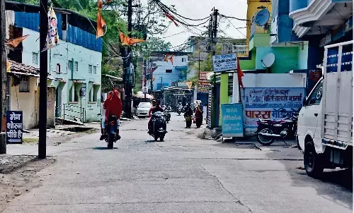 विडंबना: गढ़ा बाजार तक चौड़ाई बढ़े तो मिलेगा फायदा, कार्य में नहीं दिख रहा कोई विजन विडंबना: गढ़ा बाजार तक चौड़ाई बढ़े तो मिलेगा फायदा, कार्य में नहीं दिख रहा कोई विजन