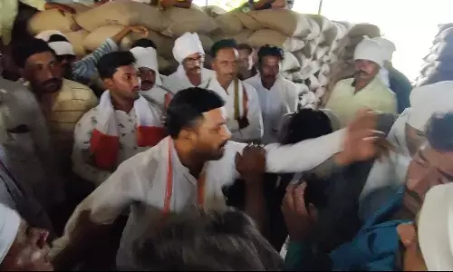 चना खरीदी केन्द्र पर विवाद, शिवसेना नेता ने ग्रेडर को जड़ा तमाचा चना खरीदी केन्द्र पर विवाद, शिवसेना नेता ने ग्रेडर को जड़ा तमाचा