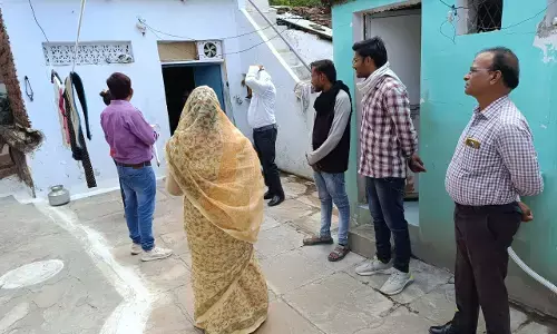 अधिकारियो ने प्रधानमंत्री आवासो का किया निरीक्षण