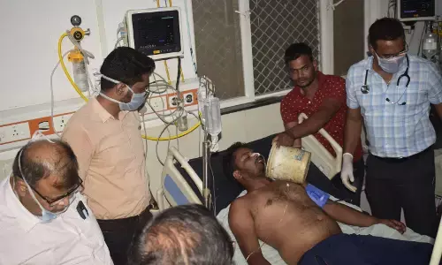 अतिक्रमण हटाने पहुंचा प्रशासनिक अमला, युवक ने पिया जहर