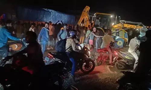 घाटपरासिया में दुर्घटना, बेलगाम ट्रक ने दो बाइक सवारों को रौंदा, दंपती गंभीर