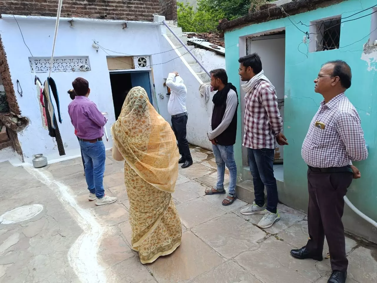 अधिकारियो ने प्रधानमंत्री आवासो का किया निरीक्षण अधिकारियो ने प्रधानमंत्री आवासो का किया निरीक्षण