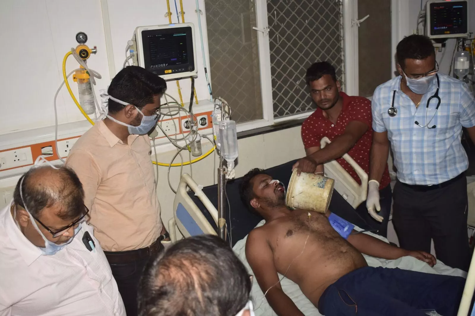 अतिक्रमण हटाने पहुंचा प्रशासनिक अमला, युवक ने पिया जहर अतिक्रमण हटाने पहुंचा प्रशासनिक अमला, युवक ने पिया जहर