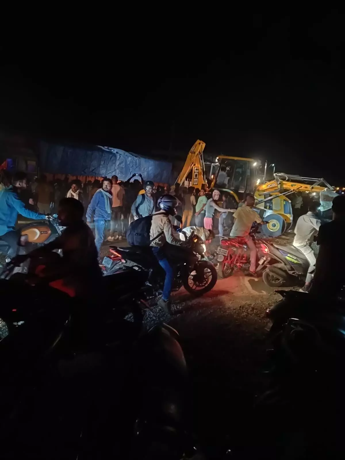 घाटपरासिया में दुर्घटना, बेलगाम ट्रक ने दो बाइक सवारों को रौंदा, दंपती गंभीर घाटपरासिया में दुर्घटना, बेलगाम ट्रक ने दो बाइक सवारों को रौंदा, दंपती गंभीर