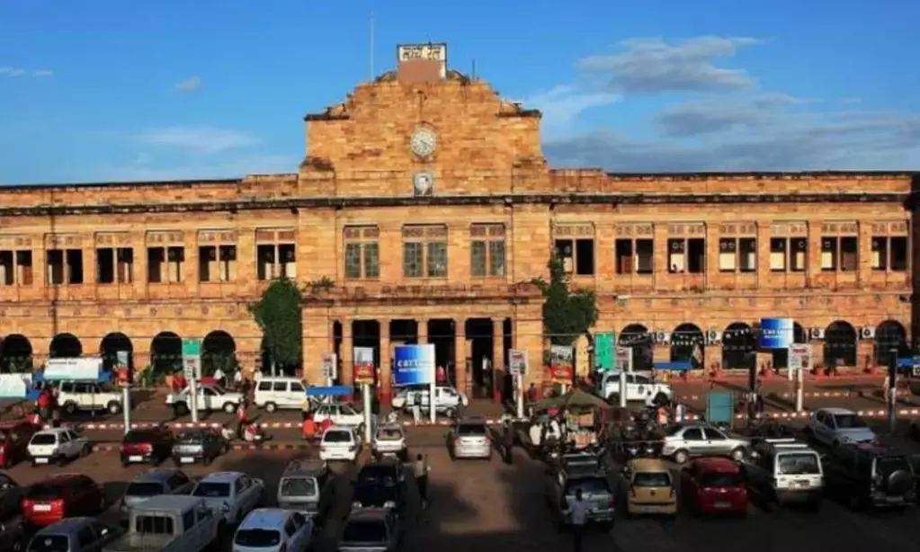 यात्री ही नहीं, रेलवे भी ध्यान दे - गाड़ियां 10-10 घंटे लेट, यात्री परेशान