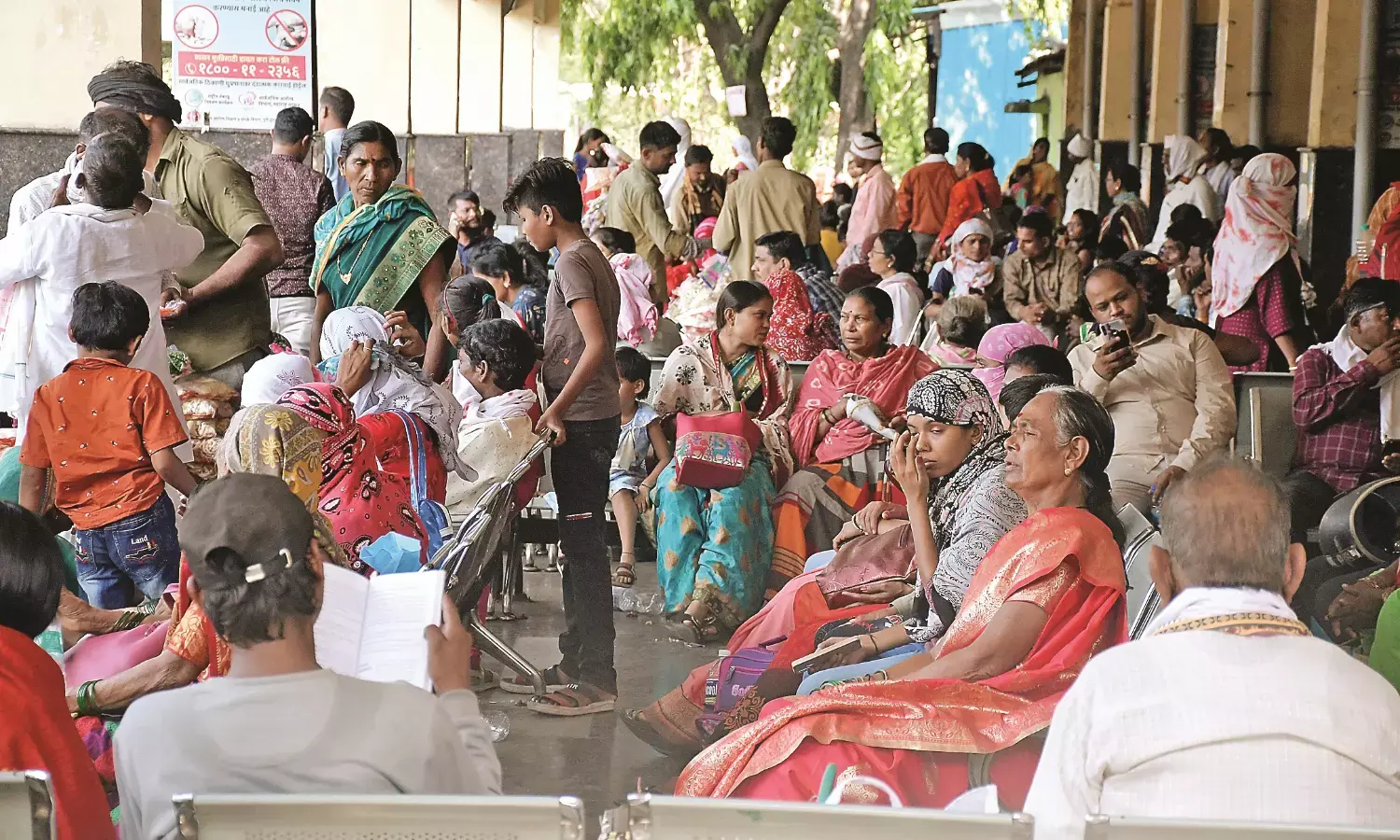 बेबस : भीड़ से भरे वाहन, क्षमता से ज्यादा यात्री - महिलाओं की संख्या ज्यादा