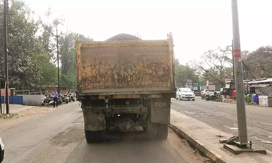मुरुम का अवैध खनन, रोजाना ओवरलोड ट्रकों से ढुलाई