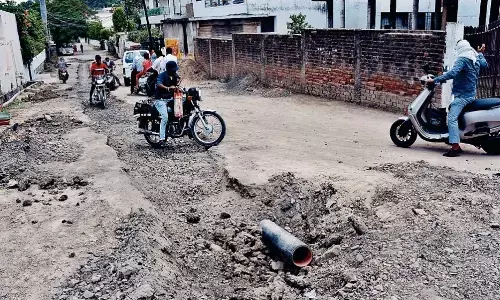 विडंबना : पंचशील नगर और ज्ञान विहार कॉलोनी के रहवासियों का निकलना दूभर