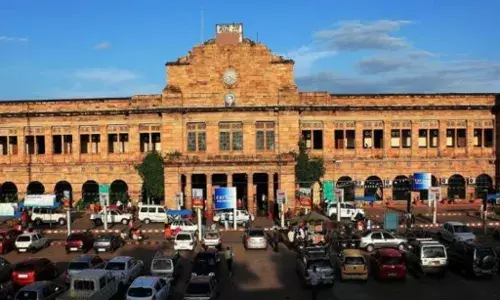 यात्री ही नहीं, रेलवे भी ध्यान दे - गाड़ियां 10-10 घंटे लेट, यात्री परेशान यात्री ही नहीं, रेलवे भी ध्यान दे - गाड़ियां 10-10 घंटे लेट, यात्री परेशान