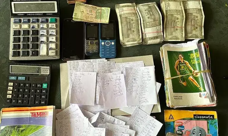 नारियल मंडी में कुख्यात सटोरिया मट्टू के अड्डे पर रेड, जुलूस में ले गए थाने