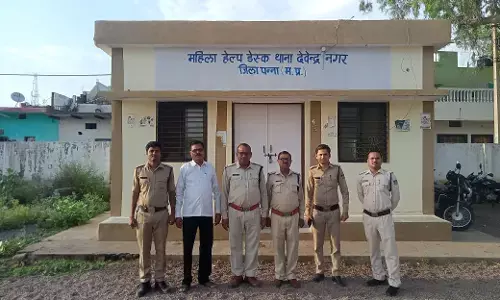 सास ने ससुर के साथ लात तथा ईंट के टुकडों से की मारपीट सास ने ससुर के साथ लात तथा ईंट के टुकडों से की मारपीट