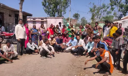 पानी के लिए सड़क पर उतरे ग्रामीण, विस चुनाव बहिष्कार की दी चेतावनी पानी के लिए सड़क पर उतरे ग्रामीण, विस चुनाव बहिष्कार की दी चेतावनी