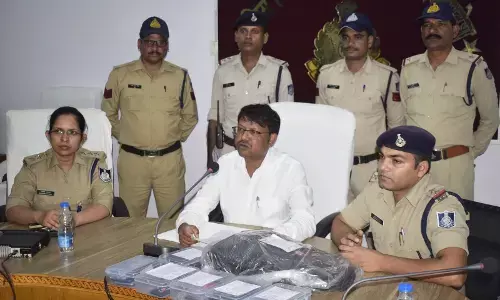 रेलवे कर्मी से दिनदहाड़े लूट, पुलिस ने आठ लुटेरों को गिरफ्तार किया