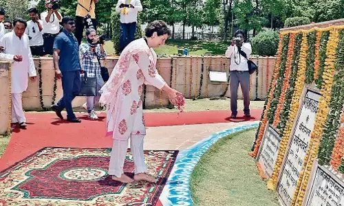 नर्मदा तट पर लगाए जयकारे, मंच पर गूँजा शंखनाद