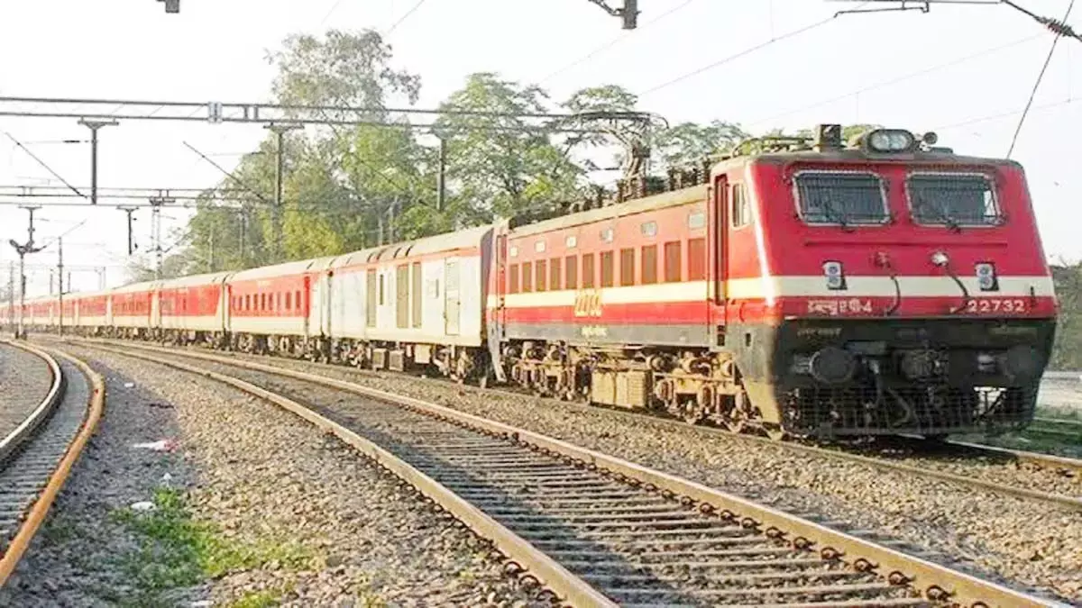 गांव से वापसी में यात्रियों का बुरा हाल, स्पेशल ट्रेन आ रही 10 घंटे लेट गांव से वापसी में यात्रियों का बुरा हाल, स्पेशल ट्रेन आ रही 10 घंटे लेट