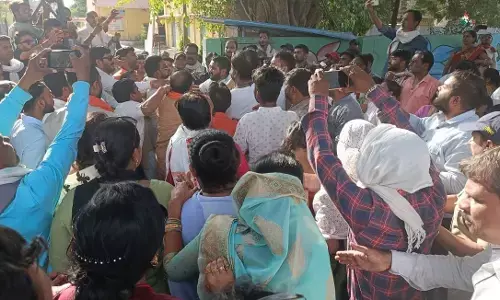 वोटों की लड़ाई में गिरेबान तक पहुंचे हाथ... कांग्रेस-भाजपा कार्यकर्ता भिड़े