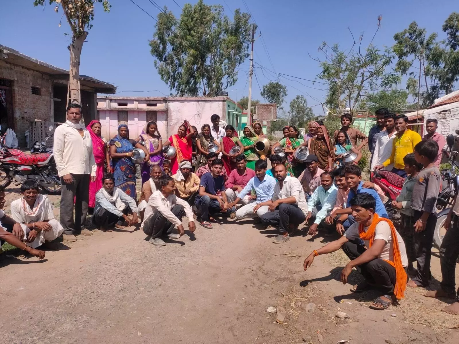 पानी के लिए सड़क पर उतरे ग्रामीण, विस चुनाव बहिष्कार की दी चेतावनी पानी के लिए सड़क पर उतरे ग्रामीण, विस चुनाव बहिष्कार की दी चेतावनी