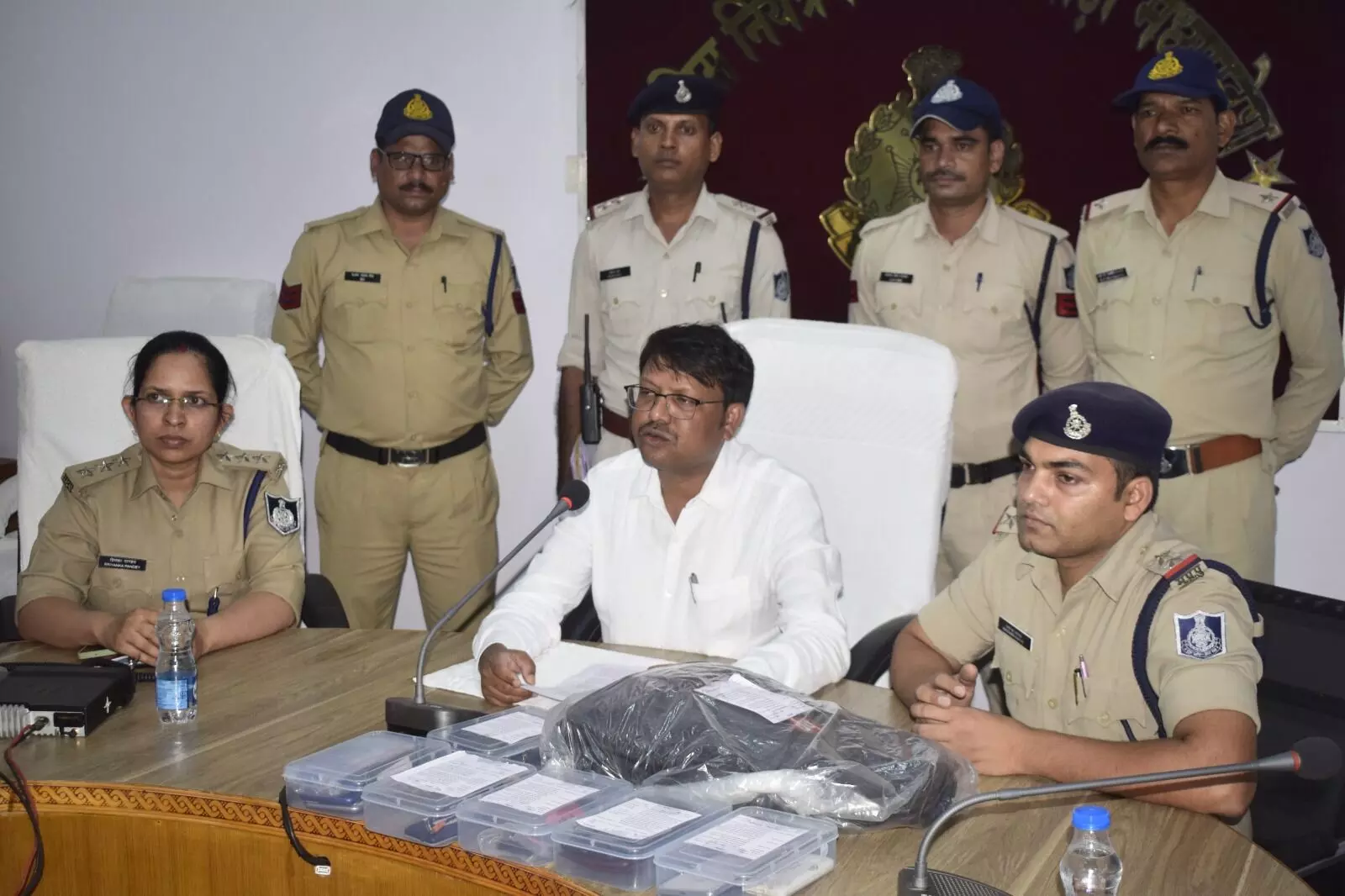 रेलवे कर्मी से दिनदहाड़े लूट, पुलिस ने आठ लुटेरों को गिरफ्तार किया रेलवे कर्मी से दिनदहाड़े लूट, पुलिस ने आठ लुटेरों को गिरफ्तार किया