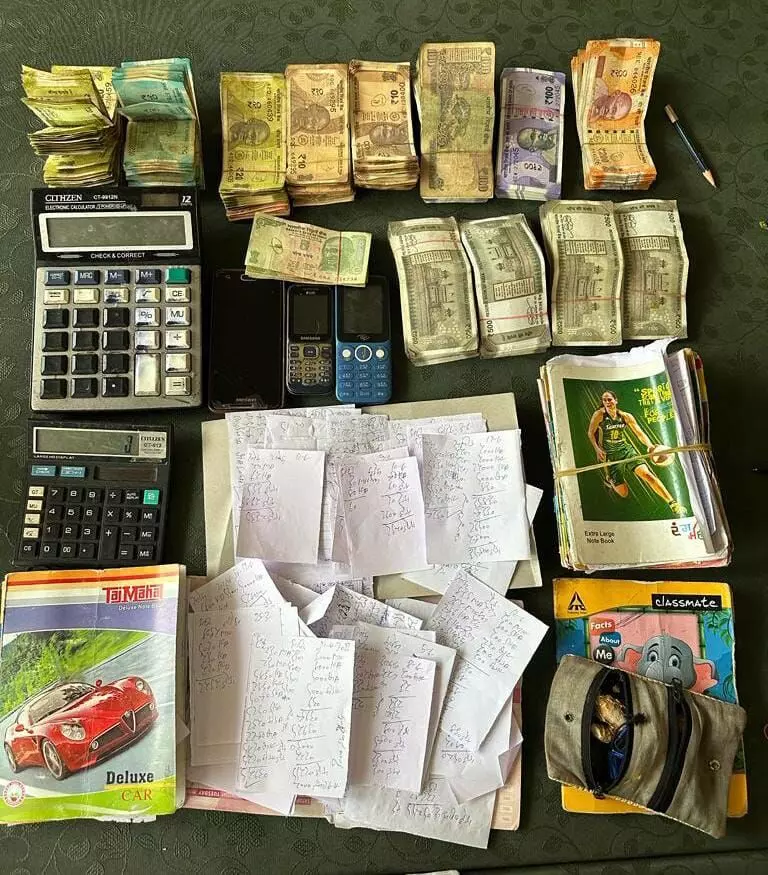 नारियल मंडी में कुख्यात सटोरिया मट्टू के अड्डे पर रेड, जुलूस में ले गए थाने नारियल मंडी में कुख्यात सटोरिया मट्टू के अड्डे पर रेड, जुलूस में ले गए थाने