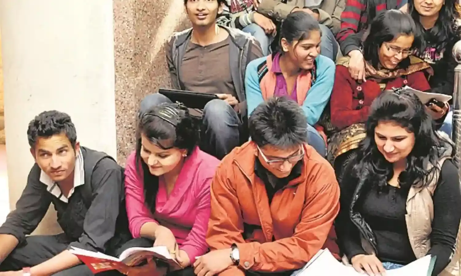 विद्यार्थी हैरान : 80 अंकों की परीक्षा - पाठ्यक्रम के बाहर से 46 अंकों के प्रश्न