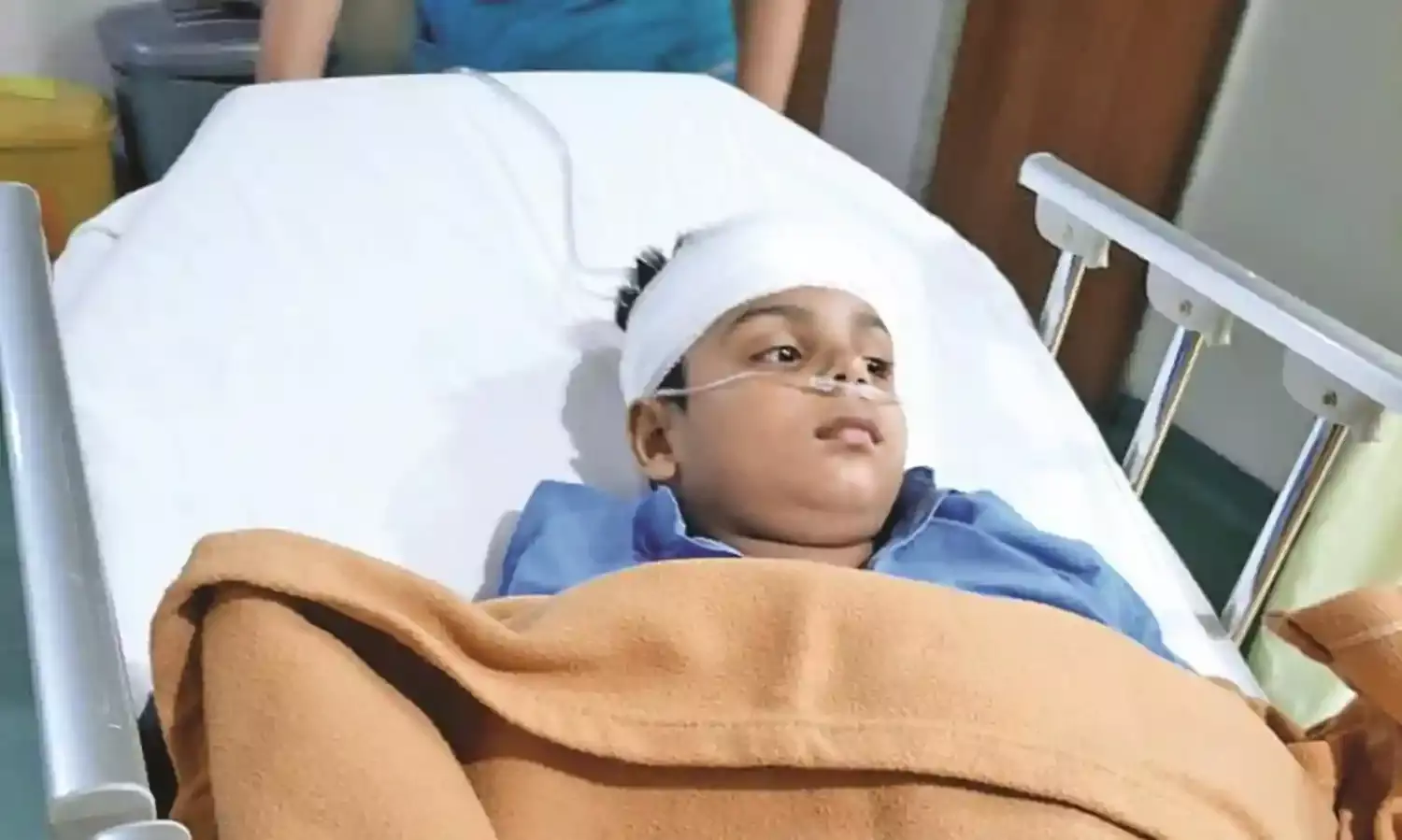 मेले में झूले से नीचे गिरा 5 साल का लड़का, लगे टांके