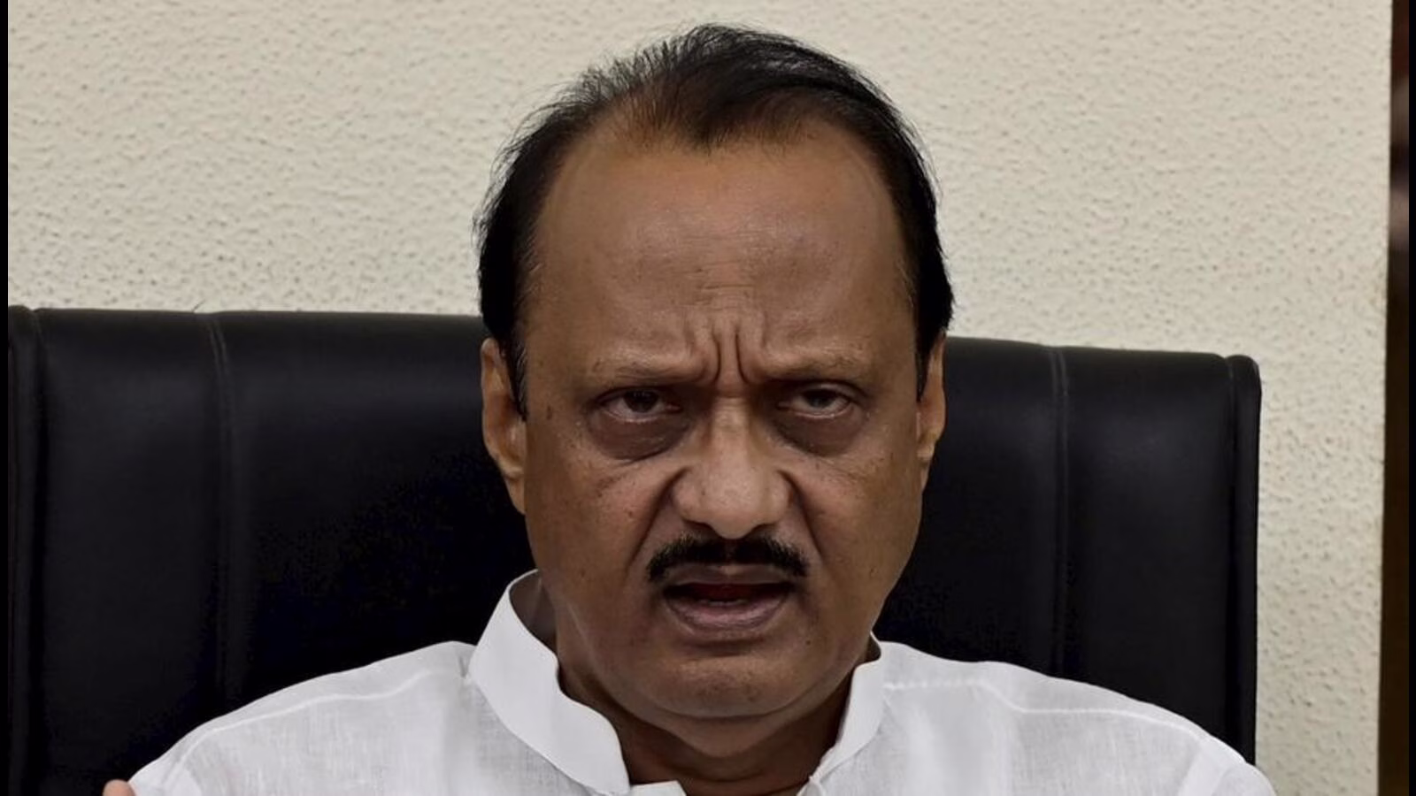 ठाणे में किन 100 लोगों को मिल रही है सुरक्षा - अजीत पवार ठाणे में किन 100 लोगों को मिल रही है सुरक्षा - अजीत पवार