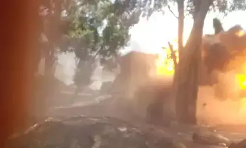 आग का तांडव... गैस सिलेंडर में धमाका, गृहस्थी का सामान जलकर खाक आग का तांडव... गैस सिलेंडर में धमाका, गृहस्थी का सामान जलकर खाक