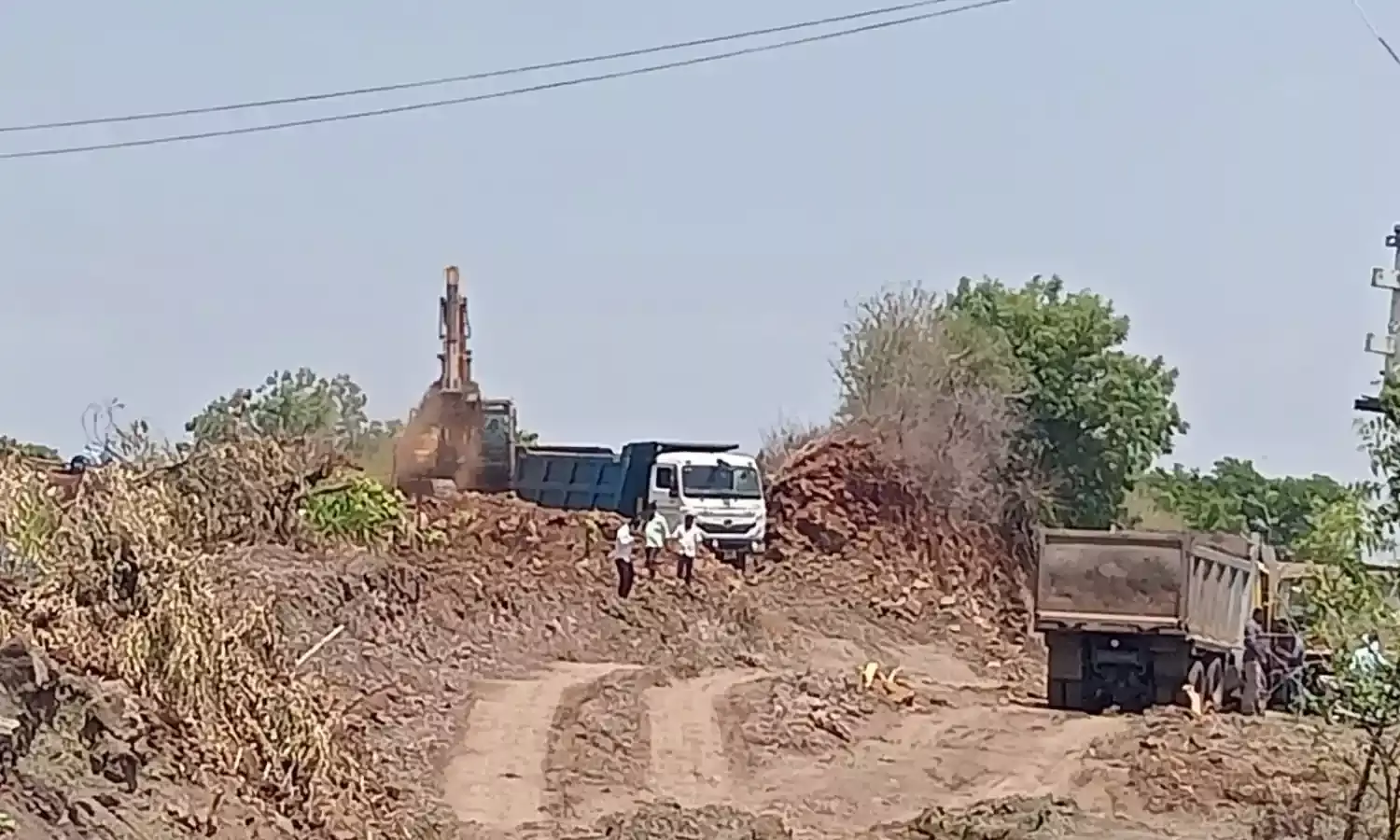 बीड : दिन - रात मुरूम उत्खनन, राजस्व विभाग की अनदेखी